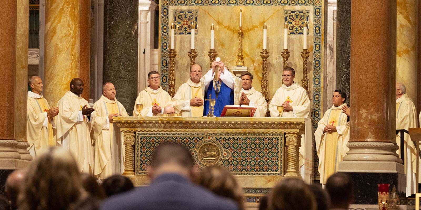 Archbishop Rozankski elevates Jesus Christ in the Eucharist for educational leaders during the annual leadership commissioning mass.